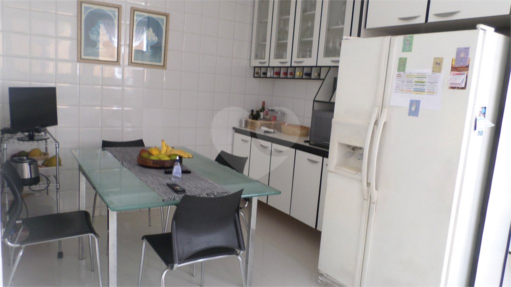 Sobrado à venda com 4 suítes em Recanto Impla, Carapicuíba, SP