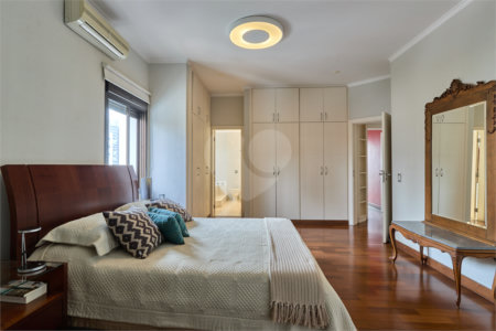 Apartamento à venda com 4 quartos, sendo 3 suítes, em Campo Belo, São Paulo, SP