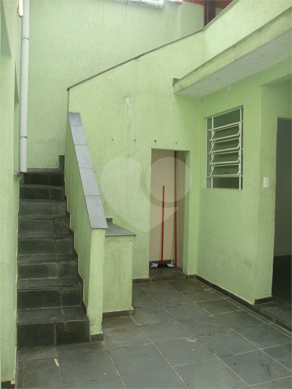 SOBRADO ALUGA-SE - EM RUA FECHADA