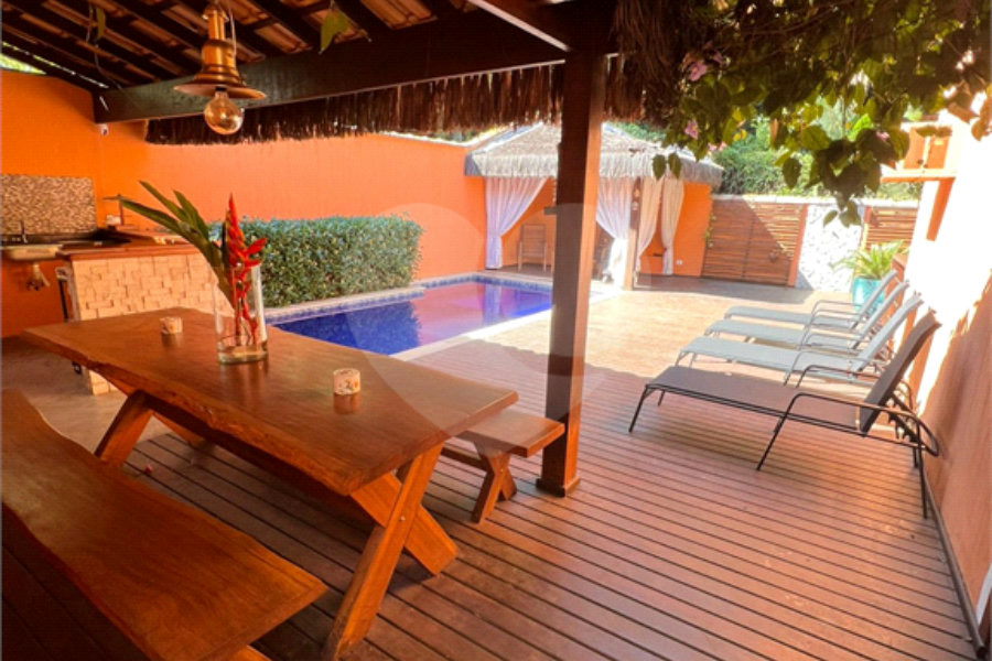 Casa à venda com 4 quartos, sendo 2 suítes,  em Barra Velha, Ilhabela, SP