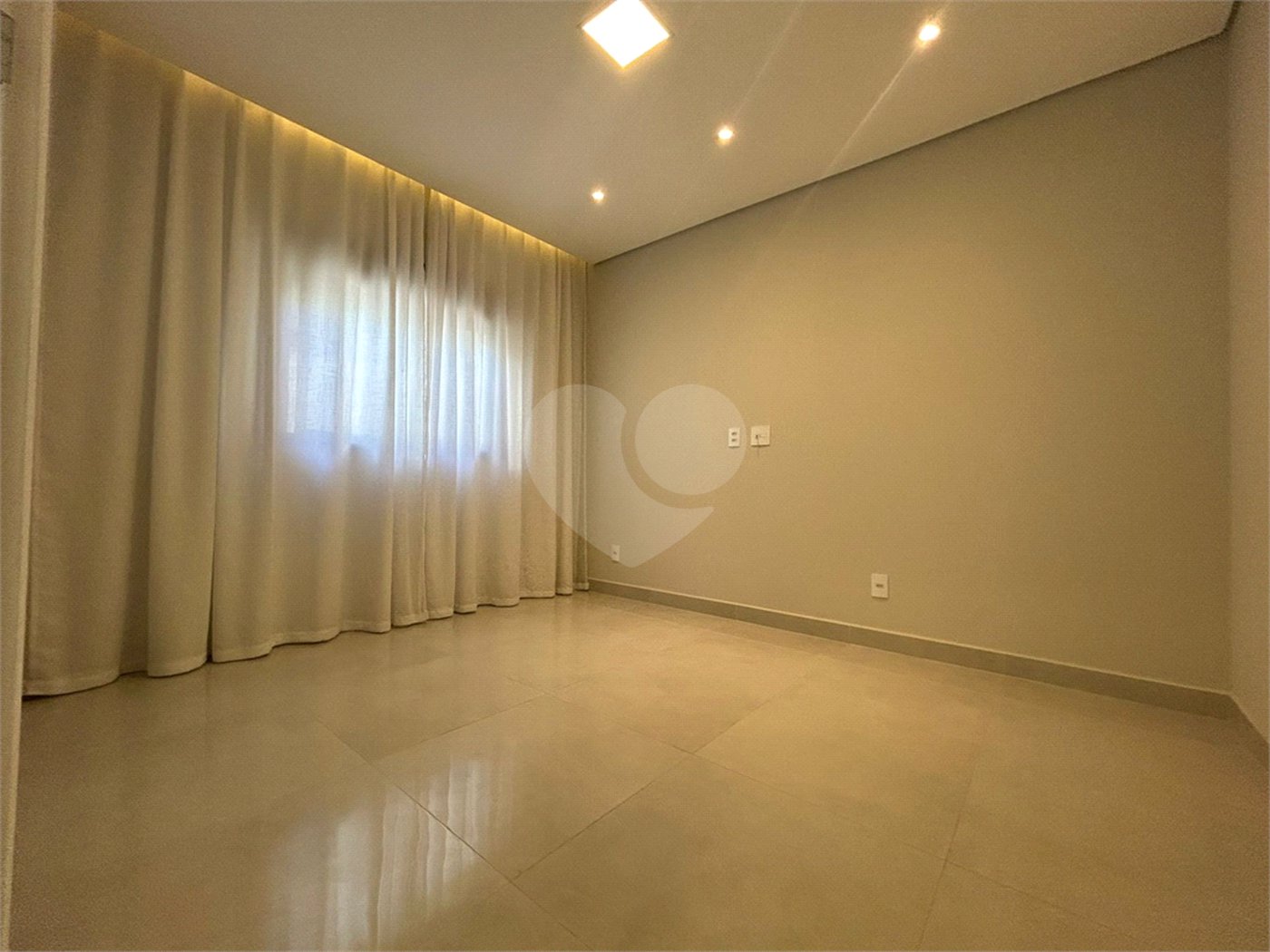 Casa à venda com 3 quartos, sendo 1 suíte,  no condomínio Le France, Sorocaba - SP