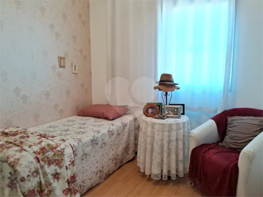 Prédio com portaria 24 horas, e lazer. Apartamento com 3 dormitórios, uma suíte, 2 vagas de garagem
