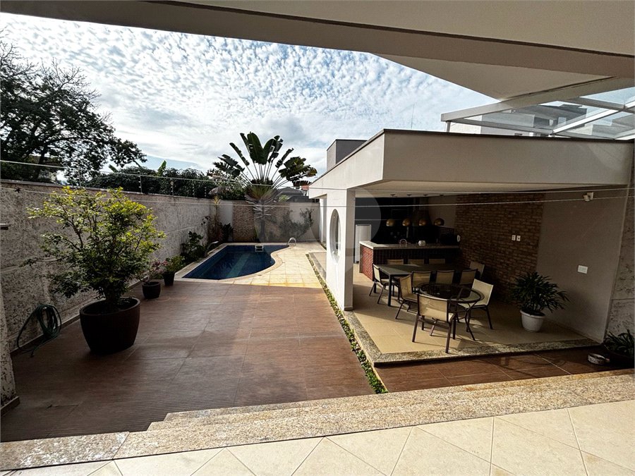 Casa à venda com 4 quartos, sendo 3 suítes,  em Vila Oliveira, Mogi das Cruzes, SP