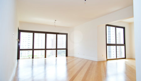 Apartamento à venda com 3 suítes em Moema, São Paulo, SP