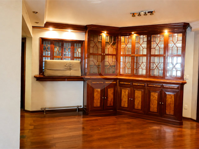 Apartamento à venda com 4 quartos, sendo 1 suíte,  em Moema, São Paulo, SP