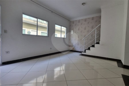 Casa à venda com 3 quartos, sendo 1 suíte, no condomínio Rafaela I, São Paulo - SP