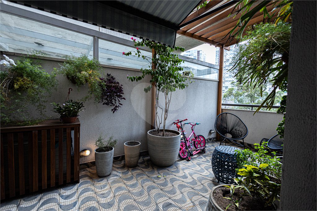 Apartamento à venda com 5 quartos, sendo 4 suítes,  em Parque Reboucas, São Paulo, SP