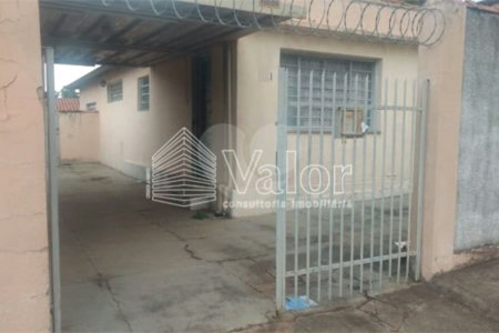 Casa térrea com 2 dormitórios.