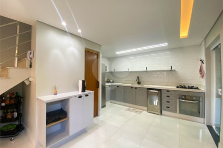 Sobrado à venda com 3 quartos, sendo 1 suíte, em Vila Nivi, São Paulo, SP