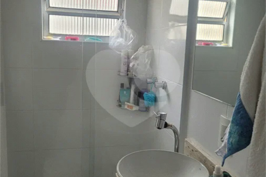 Apartamento de 03 dormitórios totalmente reformado com 02 vagas de Garagem escrituradas e livres.
