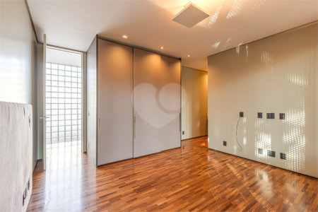 Casa à venda com 4 quartos, sendo 3 suítes, em Vila Nova Conceição, São Paulo, SP