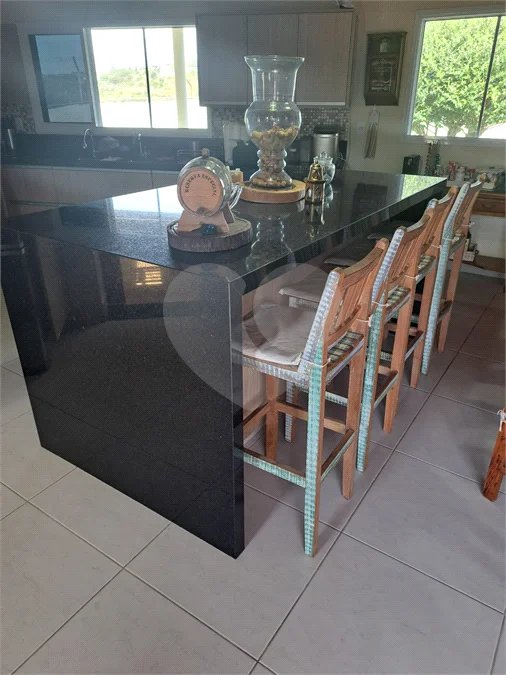 Casa Ampla com 5 Dormitórios, Piscina e Lazer Completo em Terreno de 1.260 m²