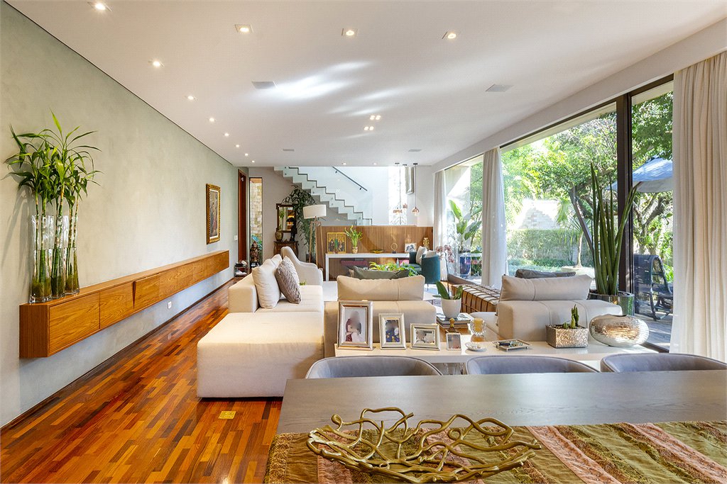Casa à venda com 4 suítes no condomínio Vila Flora, São Paulo - SP