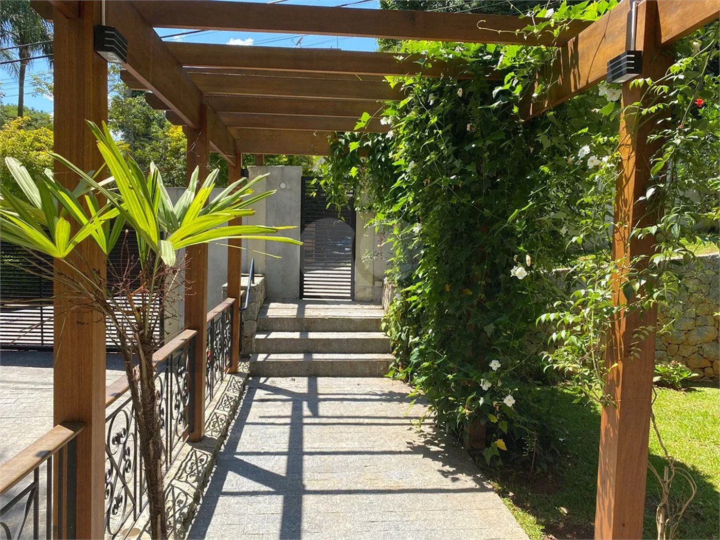 Casa à venda ou para alugar com 5 quartos, sendo 4 suítes, no condomínio Associação Reserva das Hortênsias, Mairiporã - SP