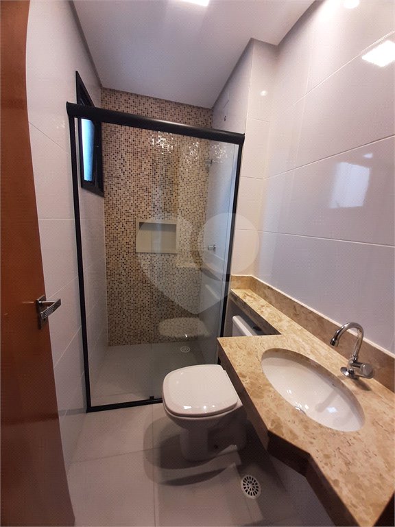 Apartamento COBERTURA com 66m2, 3 quartos, banheiro, sala, cozinha, quintal e 1 vaga
