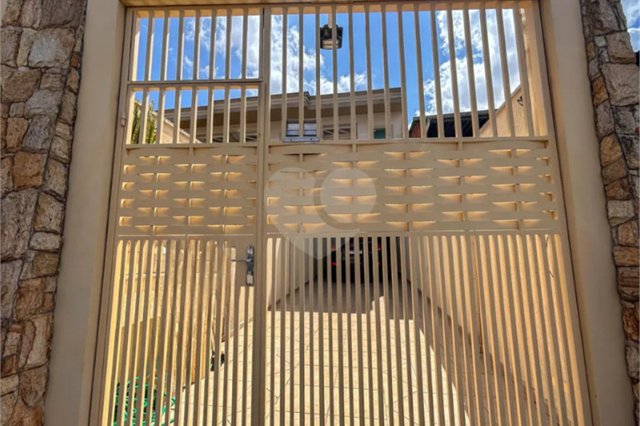 Sobrado à venda com 3 quartos, sendo 1 suíte, em Vila Mangalot, São Paulo, SP