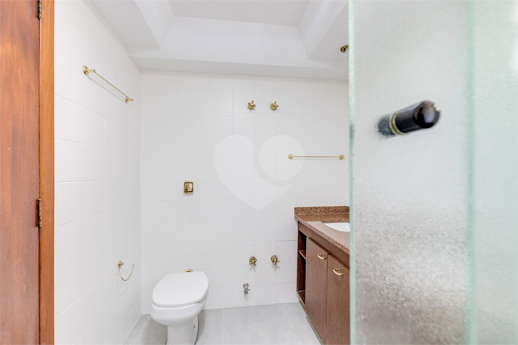 Casa à venda com 5 quartos, sendo 3 suítes, no condomínio Granja do Morumbi, São Paulo - SP