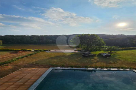 Casa à venda com 3 suítes no condomínio Lagú, São Roque - SP
