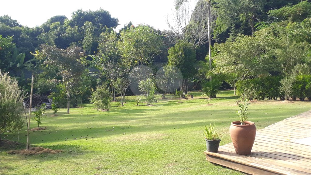 Casa à venda com 5 quartos, sendo 1 suíte, no condomínio Village da Serra, Araçoiaba da Serra - SP