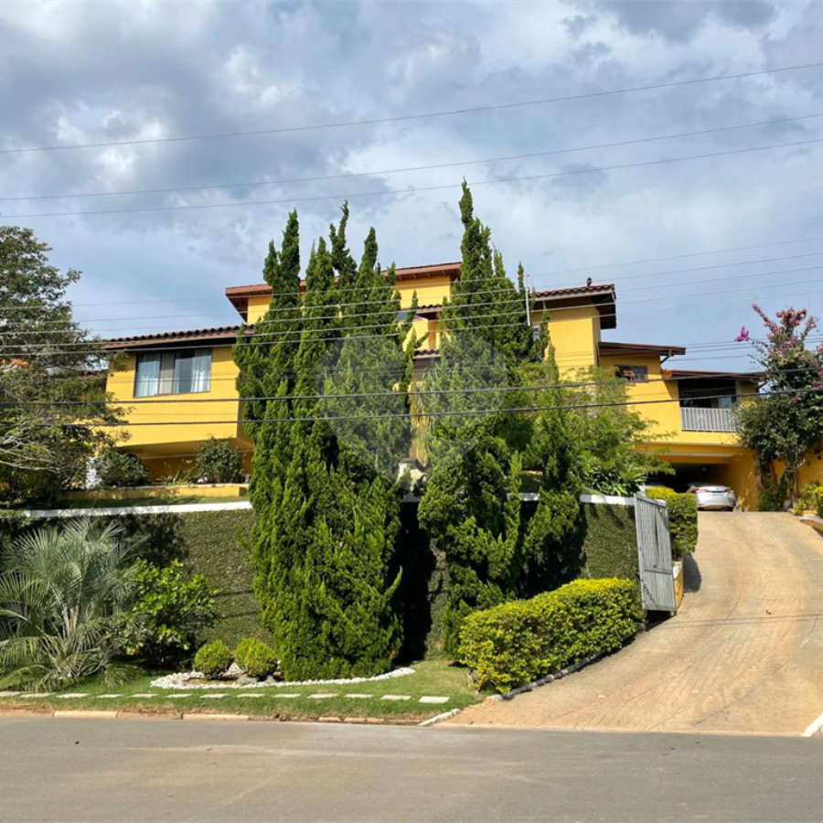 Casa à venda com 9 quartos, sendo 4 suítes, em Condomínio Flamboyant-b, Atibaia, SP
