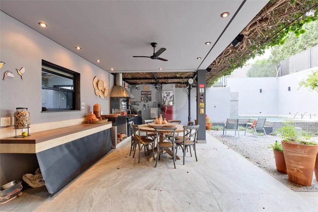 Casa à venda com 4 suítes em Granja Julieta, São Paulo, SP