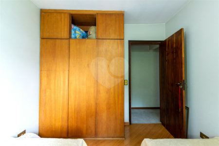 Casa à venda com 4 quartos, sendo 2 suítes, em Campo Belo, São Paulo, SP