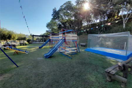 Casa à venda com 4 quartos, sendo 3 suítes, no condomínio Residencial Terras de Vinhedo, Vinhedo - SP