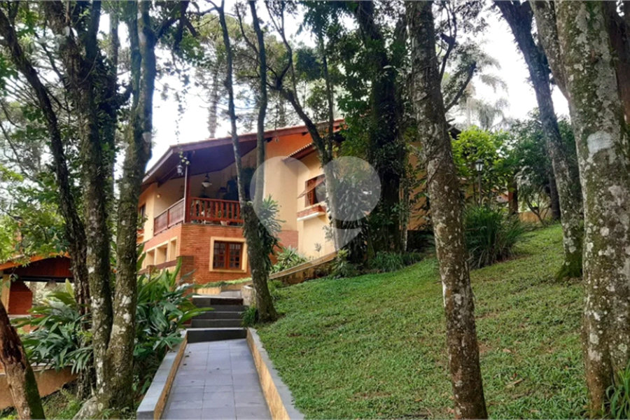 Casa à venda com 3 quartos, sendo 1 suíte, no condomínio Jardim da Monntanha II, Mairiporã - SP