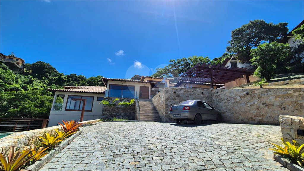 Casa à venda com 8 quartos, sendo 7 suítes, em Ferradura, Armação dos Búzios, RJ