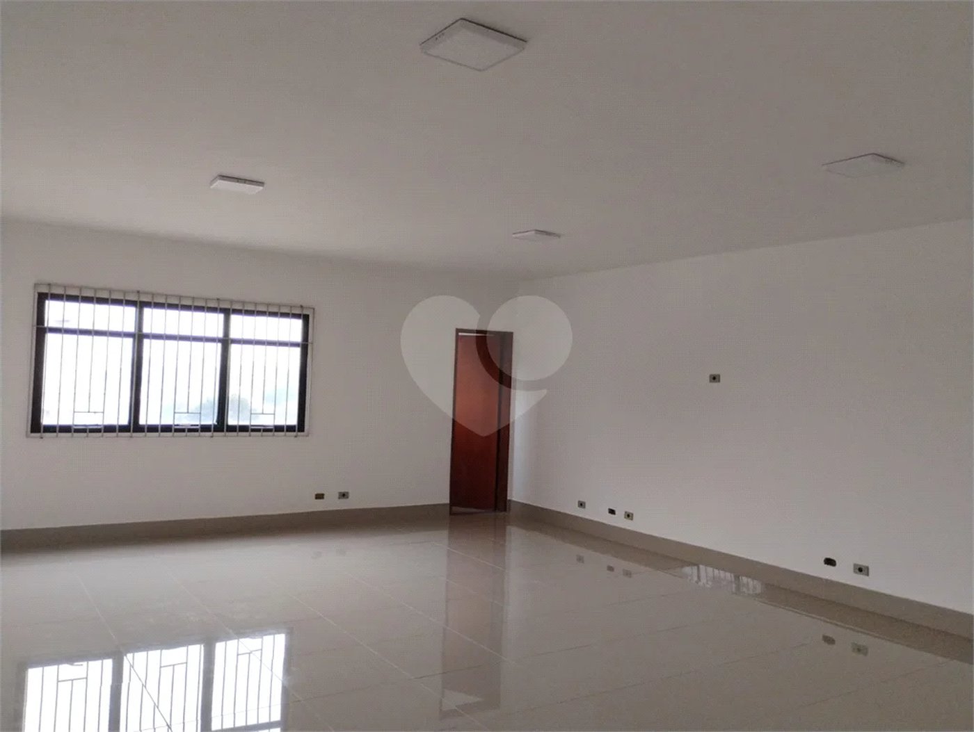 Aluga-se sala comercial na Vila Santa Catarina