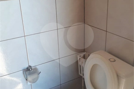 Sobrado com 3 dormitórios, sendo 2 suítes, uma delas master.