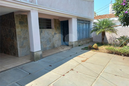 Casa Térrea com 3 dormitórios, sendo 1 suíte.