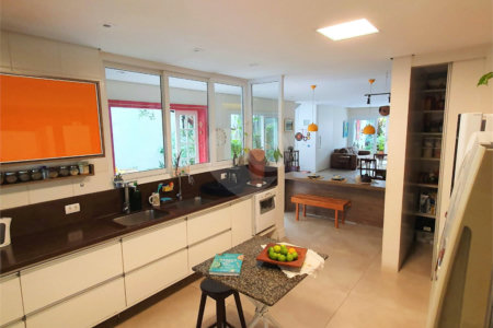 Casa Nova na Saúde c/380m2 de construção - 6 Quartos/4 suítes/4 Vagas na garagem