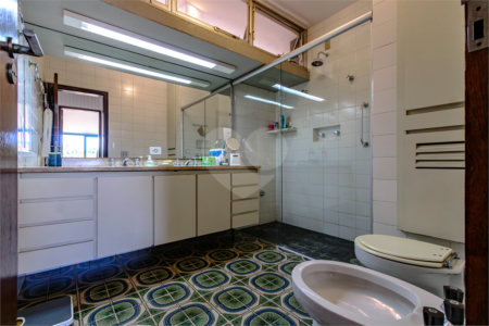 Casa à venda com 4 quartos, sendo 1 suíte,  em Jardim Leonor, São Paulo, SP