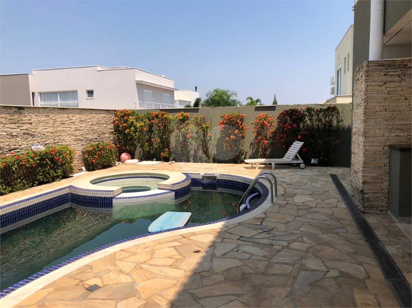 Casa à venda ou para alugar com 3 suítes no condomínio Jardim Vila Paradiso, Indaiatuba - SP