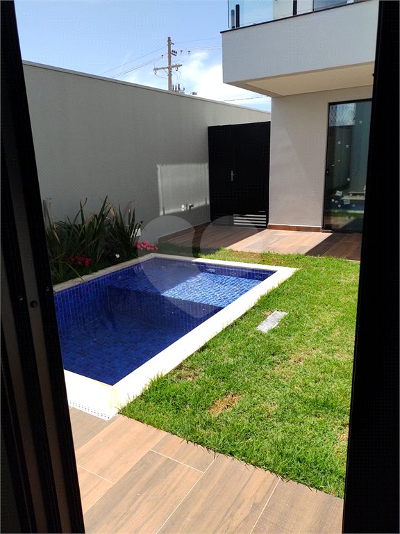 Casa no condomínio Parque Faber IV