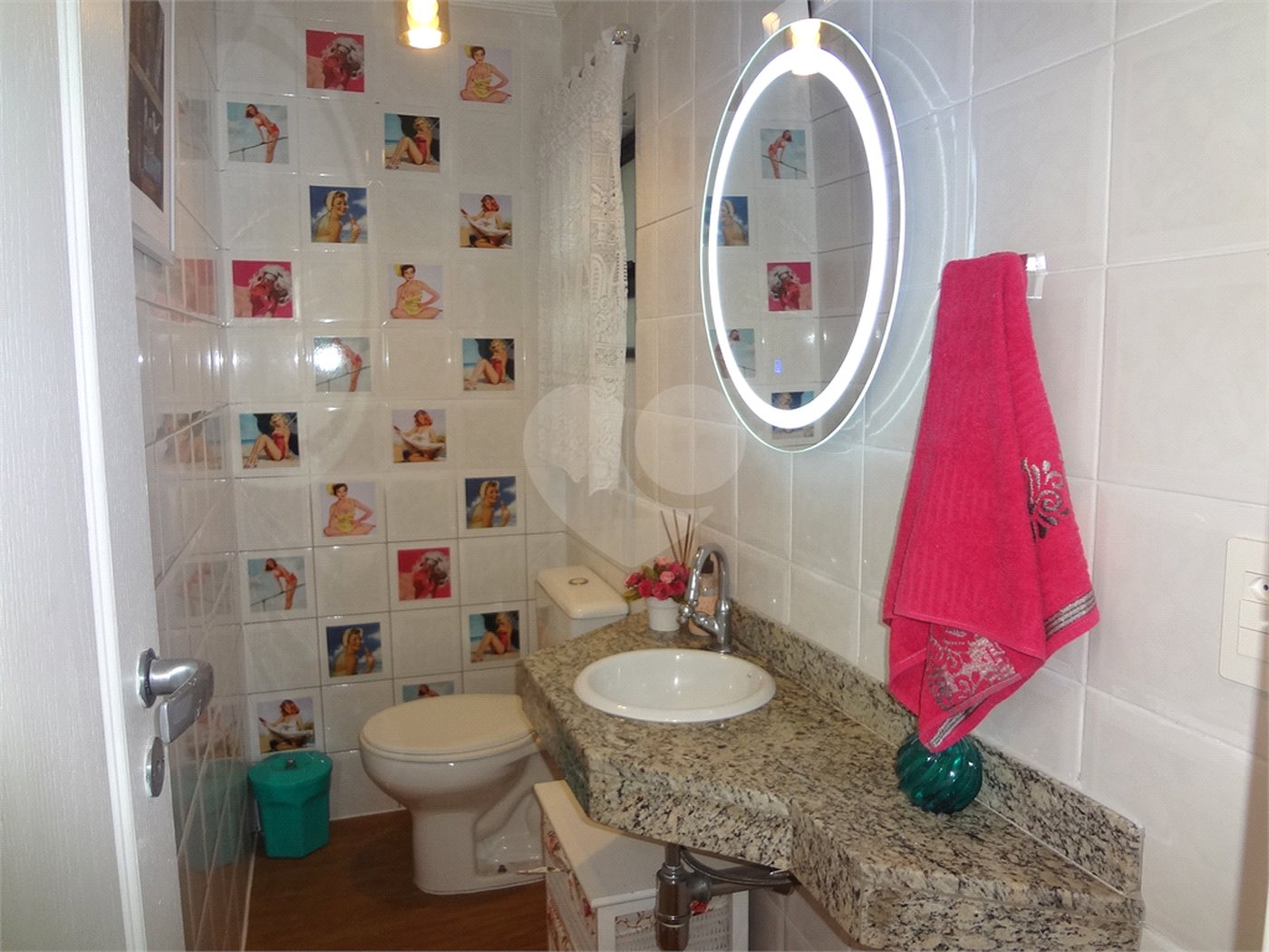 COBERTURA COM PISCINA E CHURRASQUEIRA NA CASA VERDE.
