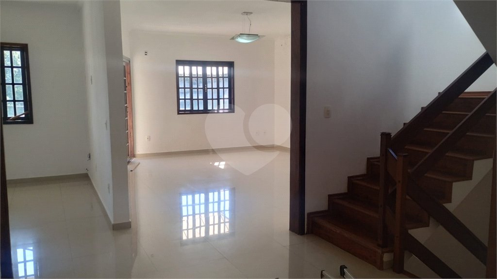 Sobrado à venda com 4 quartos, sendo 2 suítes,  em Vila Oliveira, Mogi das Cruzes, SP