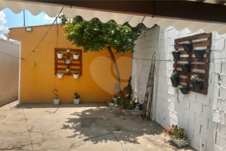 Casa a venda em Atibaia, 2 dormitórios no bairro Cerejeiras.