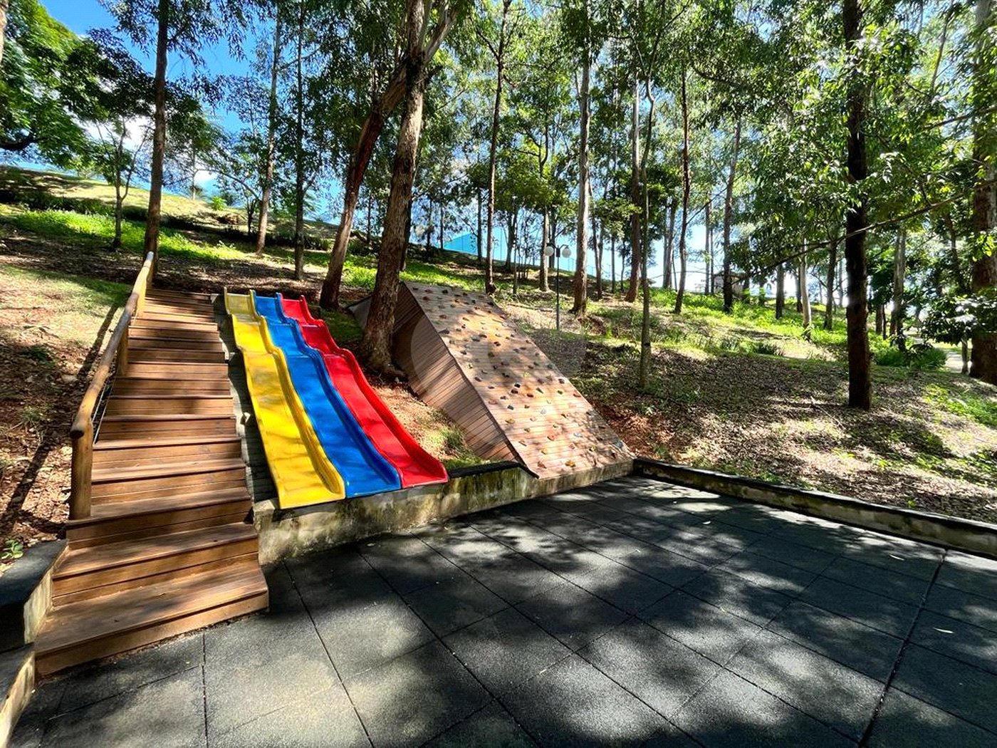Casa à venda com 5 quartos, sendo 3 suítes, no condomínio Santa Teresa 1, Vinhedo - SP