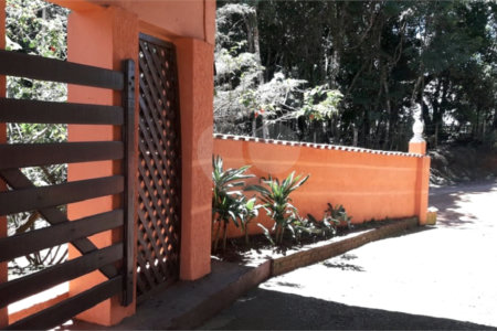 Chácara à venda com 8 quartos, sendo 3 suítes, no Centro, Toledo, MG