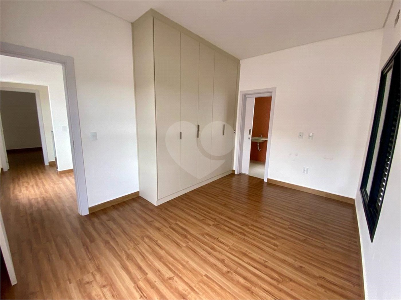 Sobrado á venda com 03 suítes, no Residencial Villeneuve em São Carlos-SP.