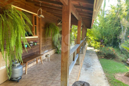 Casa à venda com 3 quartos, sendo 1 suíte,  no Centro, Araçoiaba da Serra, SP