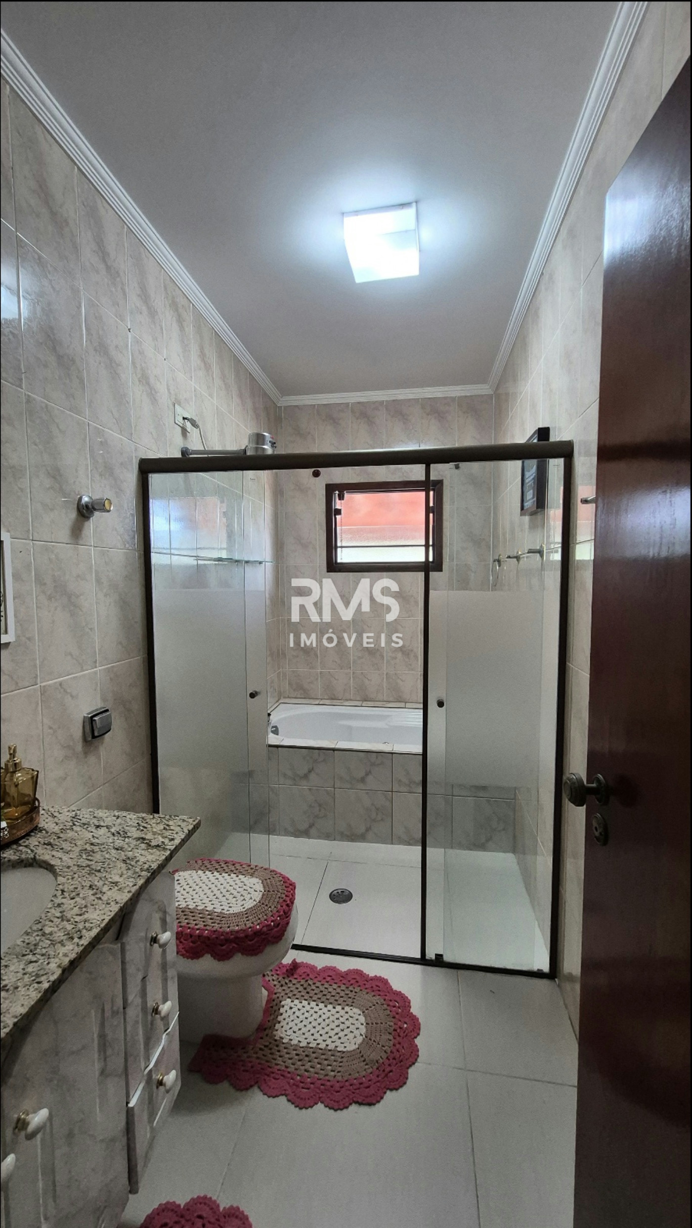 Casa à venda com 3 suítes no condomínio Granja Olga II, Sorocaba - SP