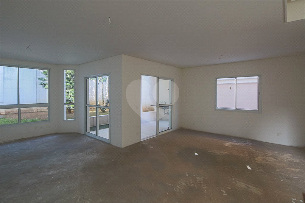 Casa à venda com 4 quartos, sendo 2 suítes, no condomínio Bristol Village, São Paulo - SP