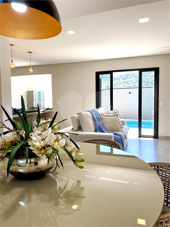 Casa à venda com 3 quartos, sendo 2 suítes, no condomínio Residencial Marchant Buarque, Atibaia - SP