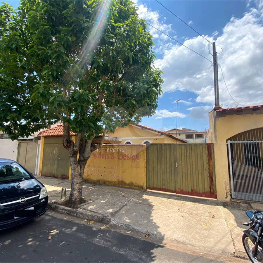 Casa Térrea com 3 dormitórios.