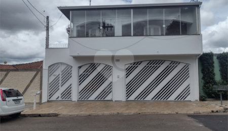 Sobrado à venda com 4 quartos, sendo 1 suíte,  em Jardim Beatriz, São Carlos, SP