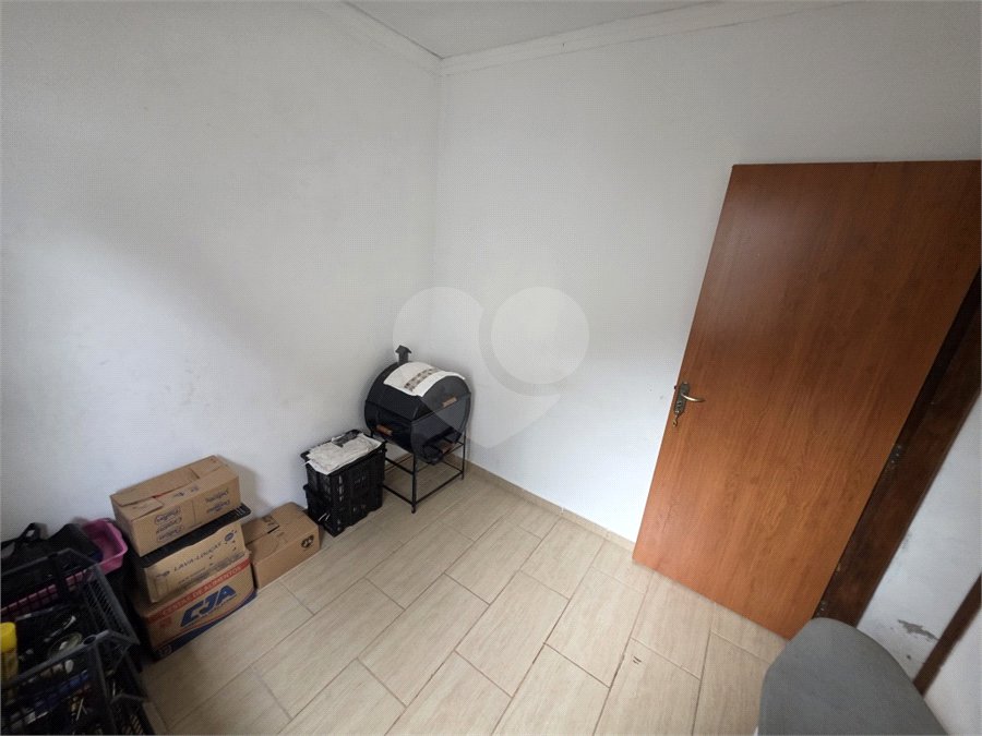 Casa térrea à venda no Douradinho com 2 quartos e edícula com mais dois quartos e 2 banheiros.