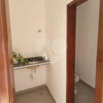 Sobrado com 14 metros de frente , na Região do Jardim Guapira , próximo ao Clube Guapira com 5 dormitórios, sendo 3 suíte com armários embutidos ,banheiro social, Sala para 2 ambientes, escritório com banheiro .cozinha ampla com armários, área de serviço ,dispensa, quintal com banheiro externo c